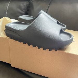 Yeezy slides brand new size 5 but runs like size 3
